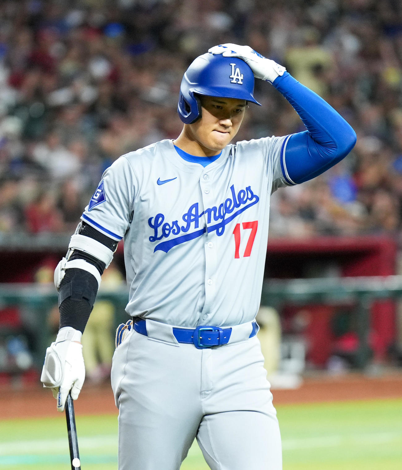 ダイヤモンドバックス対ドジャース　5回表ドジャース1死ニ、三塁、空振り三振に倒れ、厳しい表情でベンチに戻る大谷（撮影・菅敏）