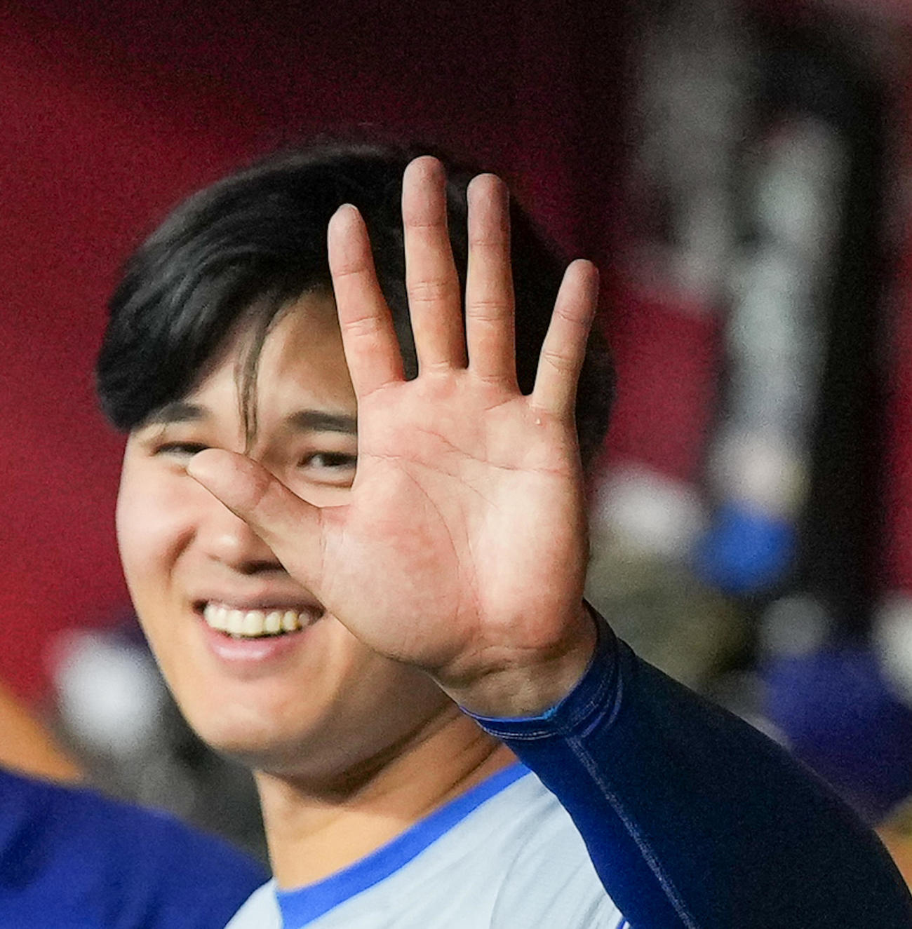 ダイヤモンドバックス対ドジャース　6回、相手にボークで三塁から生還したスミスを迎える大谷（撮影・菅敏）