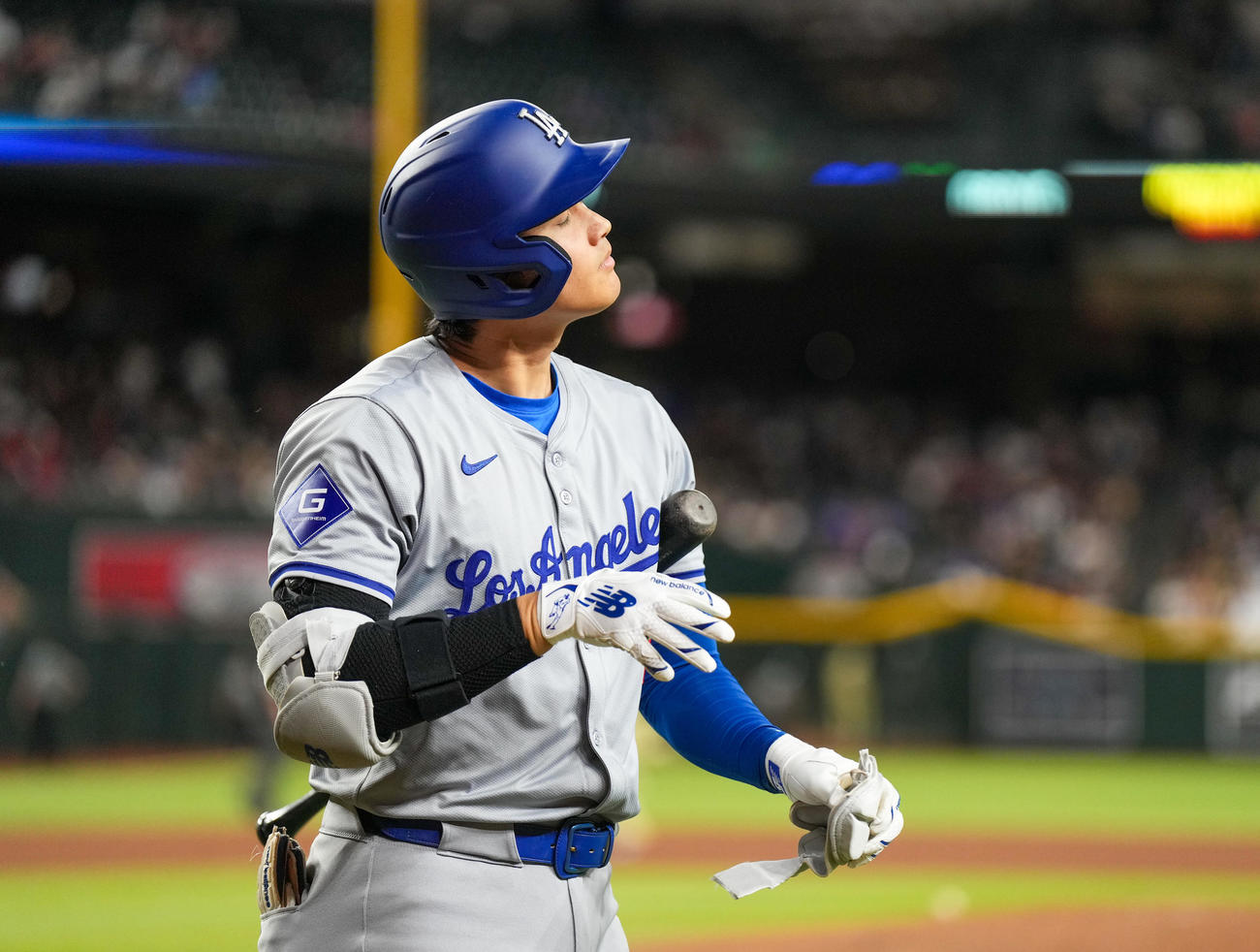 ダイヤモンドバックス対ドジャース　7回表ドジャース2死、空振りの三振に倒れ、ベンチに戻る大谷（撮影・菅敏）