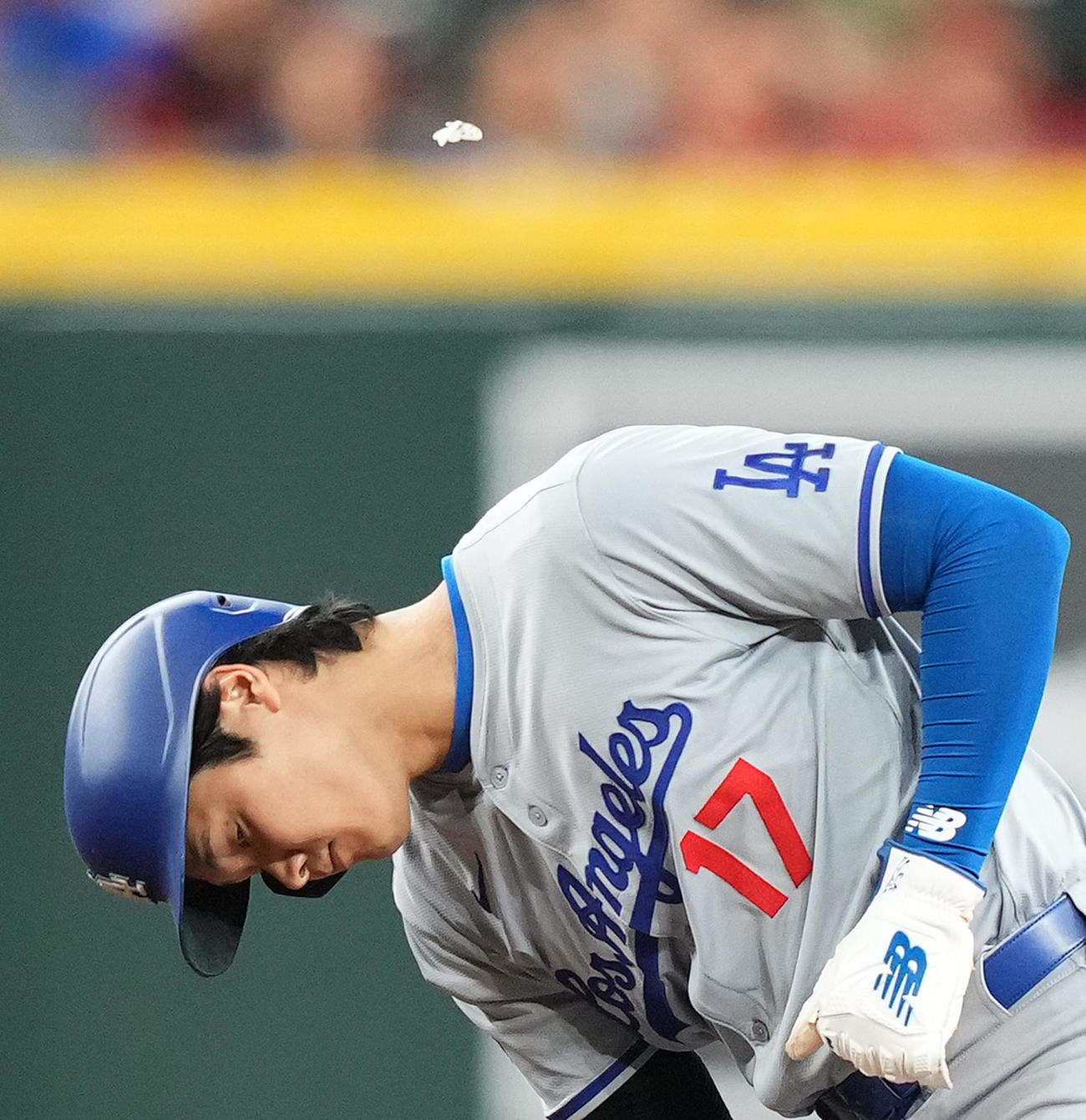 ダイヤモンドバックス対ドジャース　10回、二塁ベース上で飛んできた蝶々を避ける大谷（撮影・菅敏）