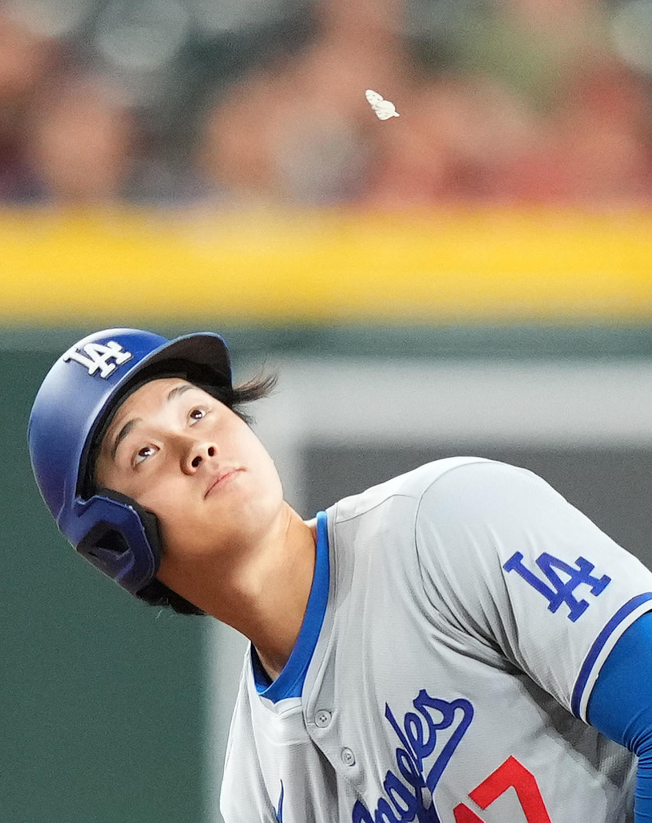 ダイヤモンドバックス対ドジャース　10回、二塁ベース上で飛んできた蝶々を避ける大谷（撮影・菅敏）