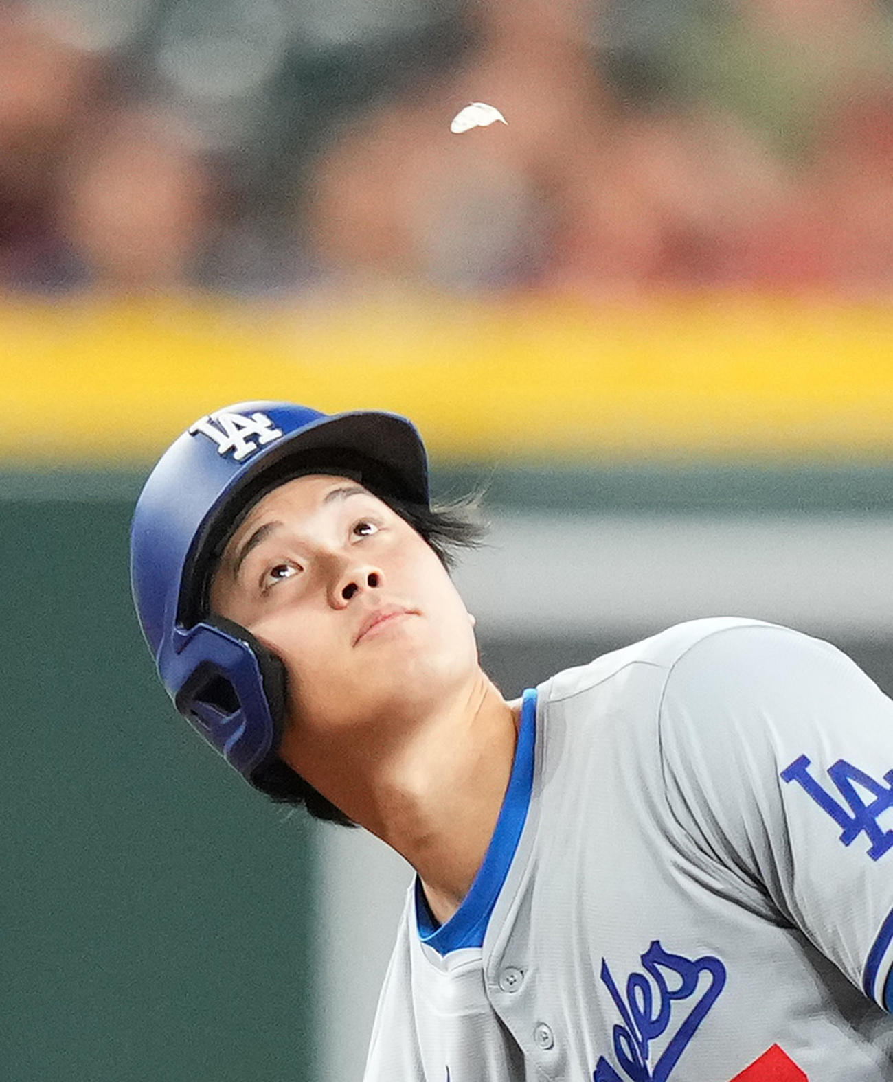 ダイヤモンドバックス対ドジャース　10回、二塁ベース上で飛んできたチョウをよける大谷（撮影・菅敏）