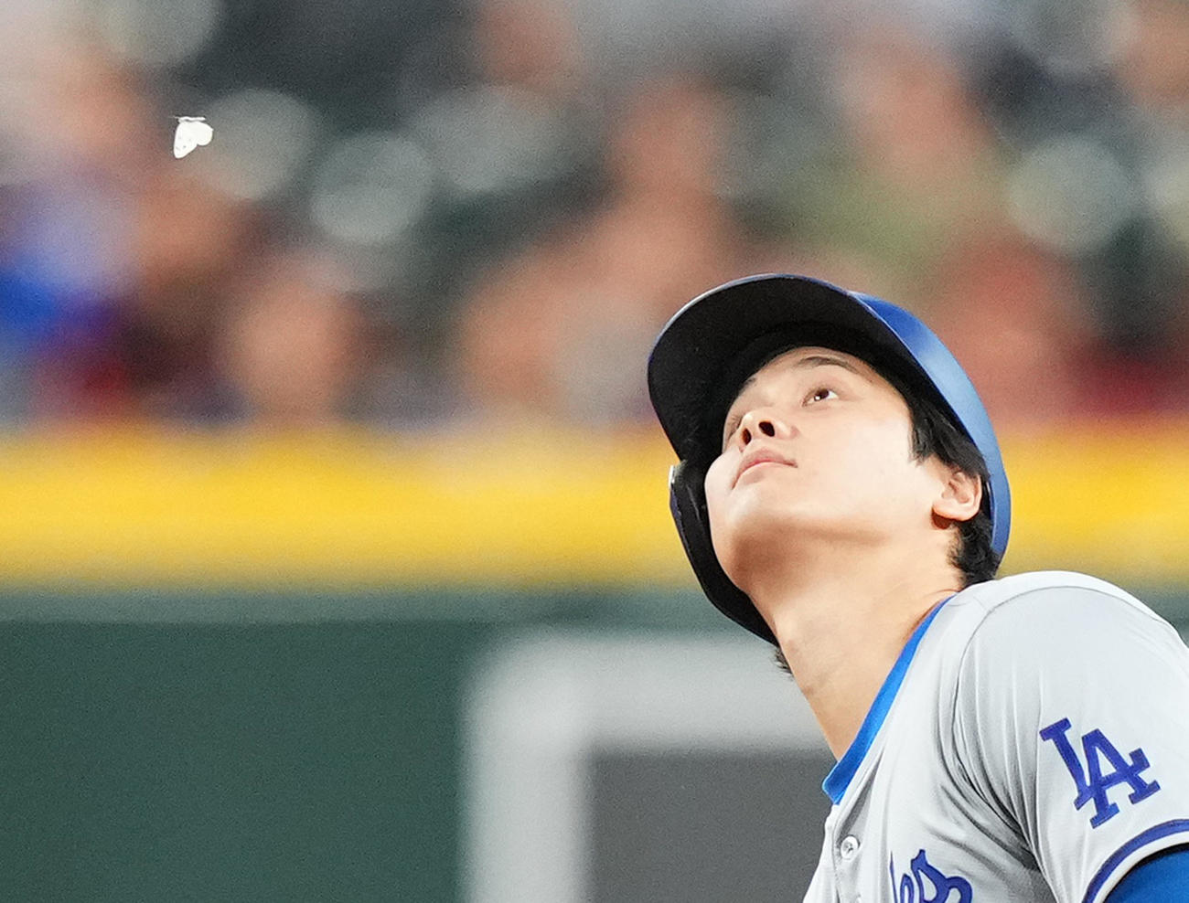 ダイヤモンドバックス対ドジャース　10回、二塁ベース上で飛んできた蝶々を避ける大谷（撮影・菅敏）