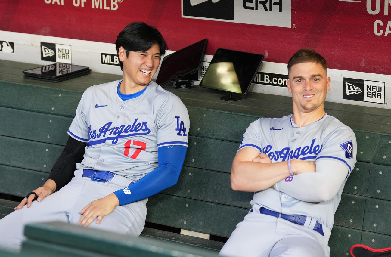 ダイヤモンドバックス対ドジャース　試合前、ベンチで大谷（左）のモノマネをするエンリケ・ヘルナンデス（撮影・菅敏）