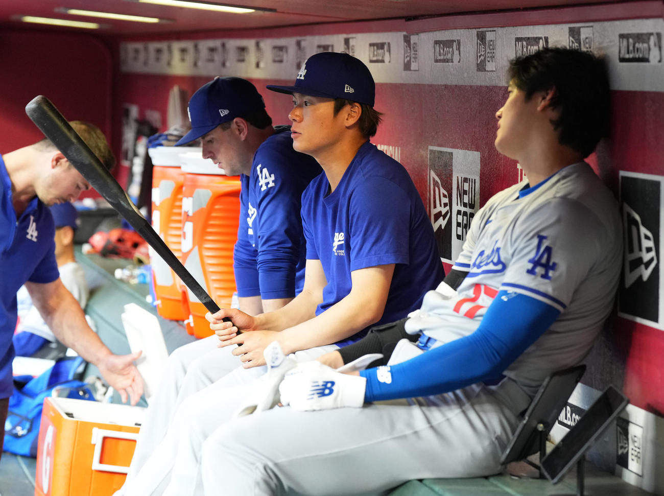 ダイヤモンドバックス対ドジャース　試合前、ベンチで大谷（手前）のバットを手にする山本（撮影・菅敏）