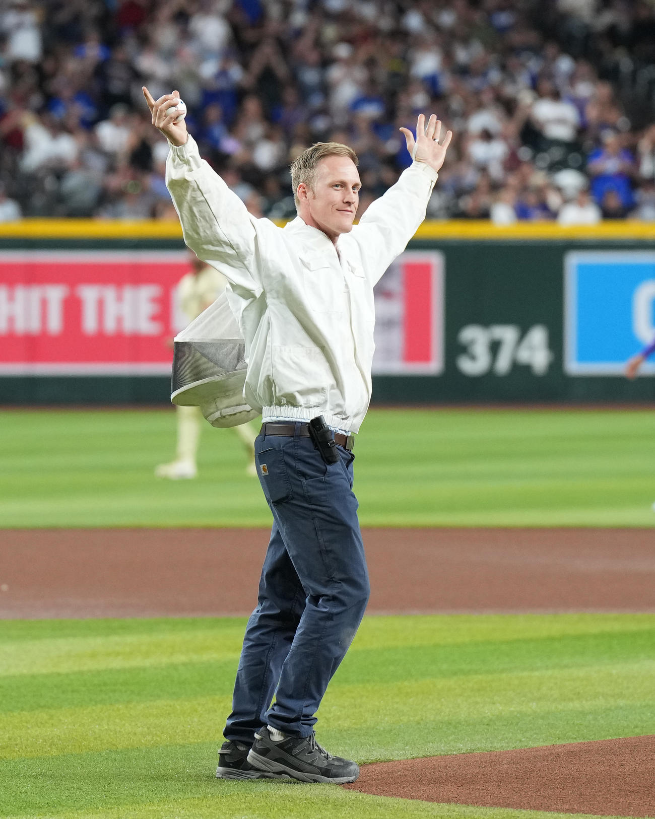 ダイヤモンドバックス対ドジャース　始球式を務めるハチ駆除業者のマット・ヒルトンさん（撮影・菅敏）