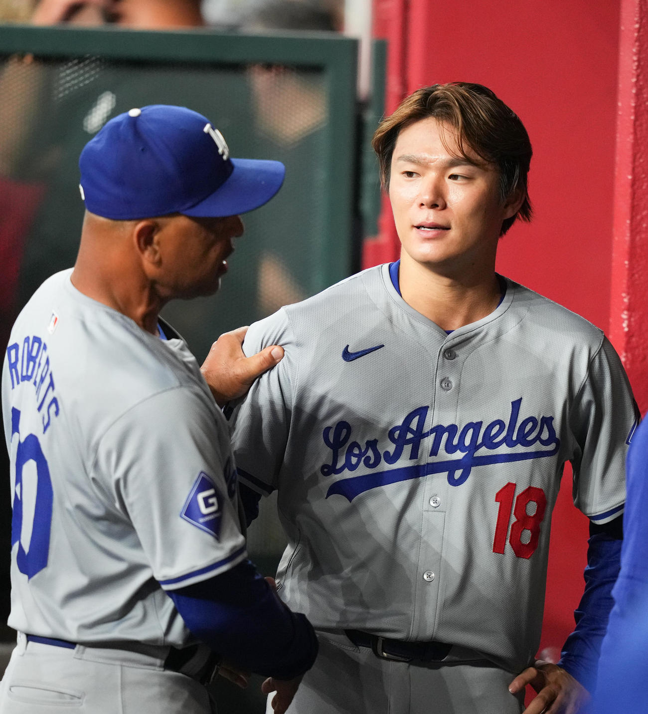 ダイヤモンドバックス対ドジャース　6回を5安打無失点に抑え、ロバーツ監督（左）に握手で祝福される山本（撮影・菅敏）