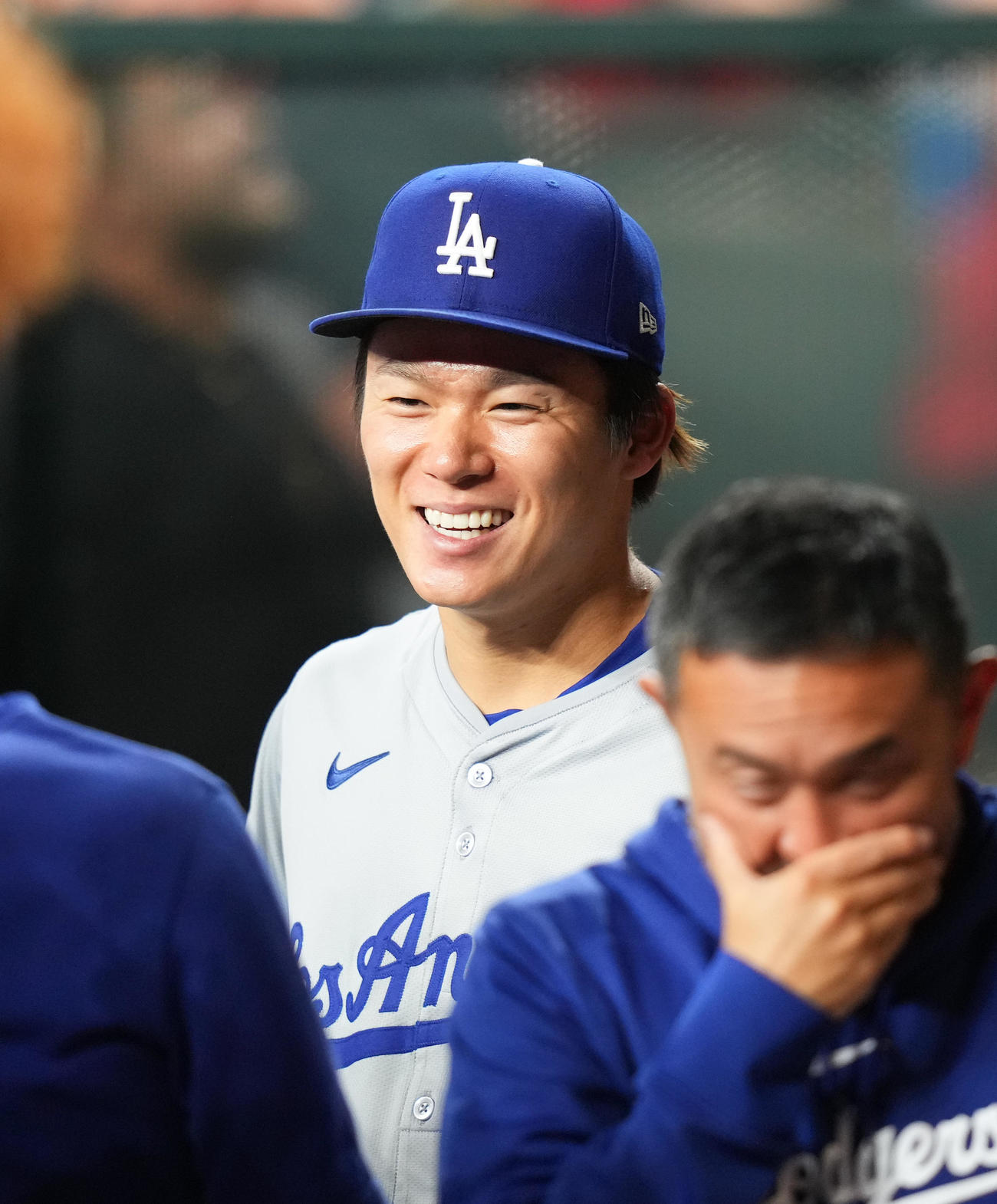 ダイヤモンドバックス対ドジャース　6回を5安打無失点に抑え、ベンチで笑顔を見せる山本（撮影・菅敏）