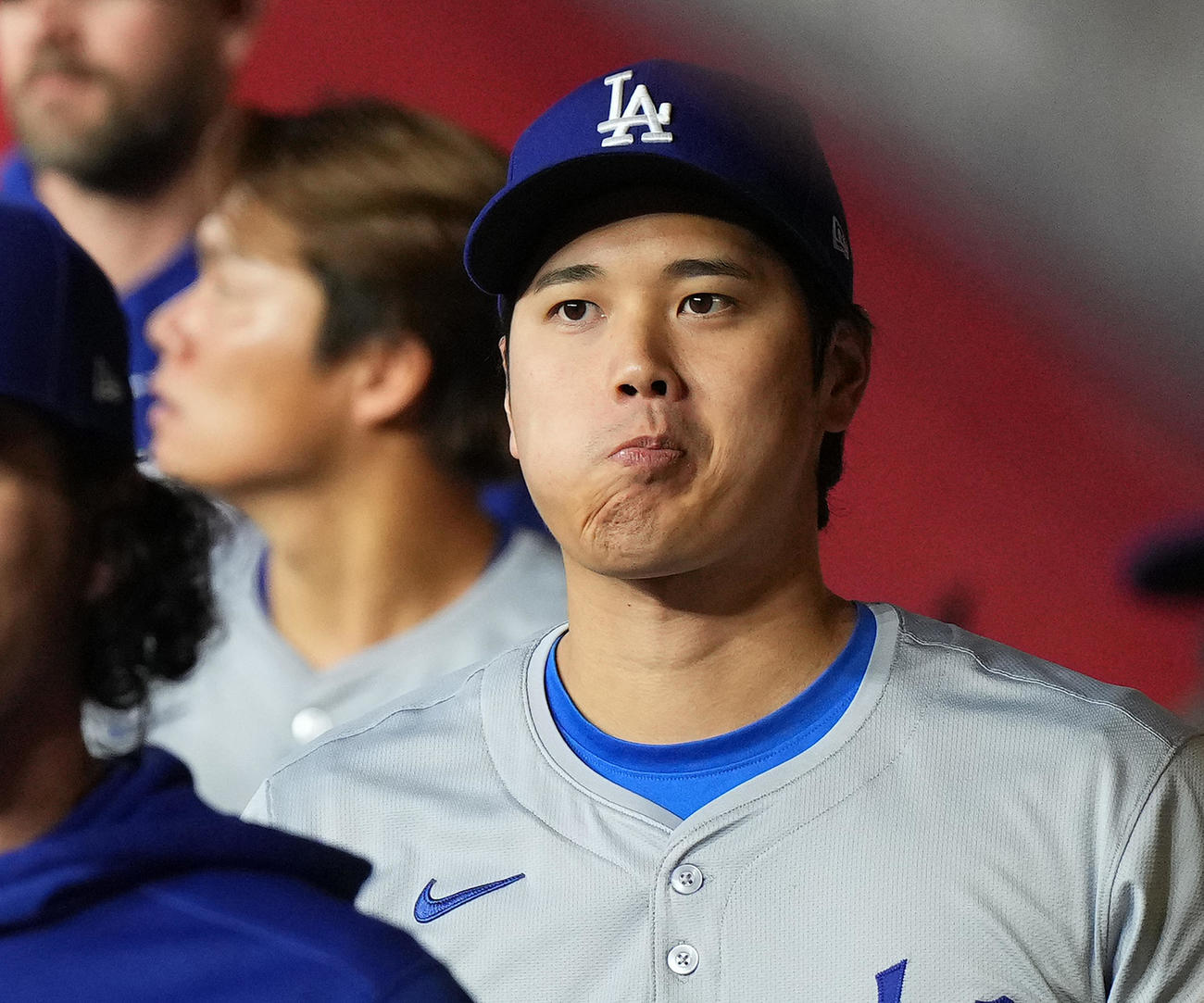 ダイヤモンドバックス対ドジャース　試合中、ベンチでヒマワリの種を食べる大谷。左は山本（撮影・菅敏）