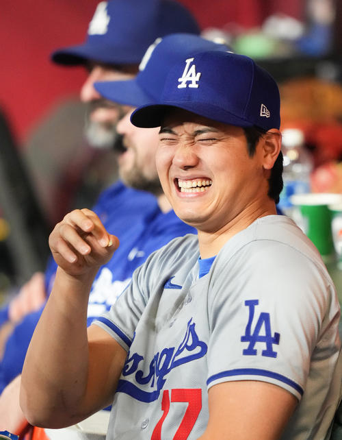 ダイヤモンドバックス対ドジャース　ベンチで笑顔を見せる大谷（撮影・菅敏）
