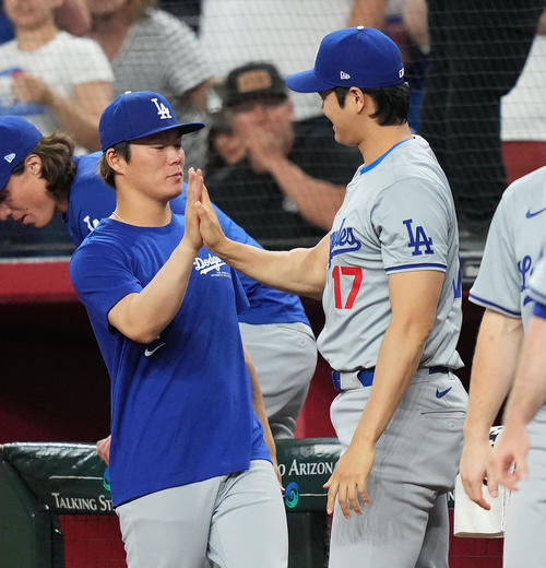 ダイヤモンドバックス戦に先発し、6回を5安打無失点に抑え今季3勝目を挙げたドジャース山本は、大谷（右）にタッチで祝福される（撮影・菅敏）