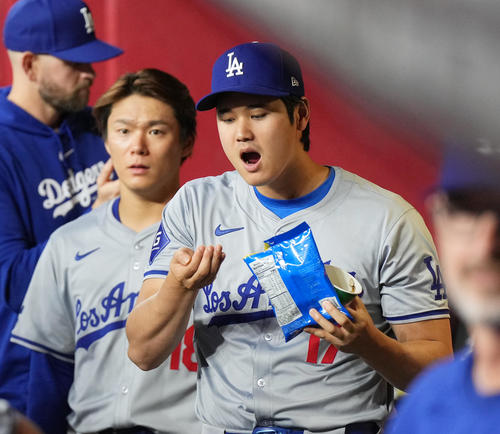 ダイヤモンドバックス対ドジャース　試合中、ベンチでヒマワリの種を食べる大谷。左は山本（撮影・菅敏）