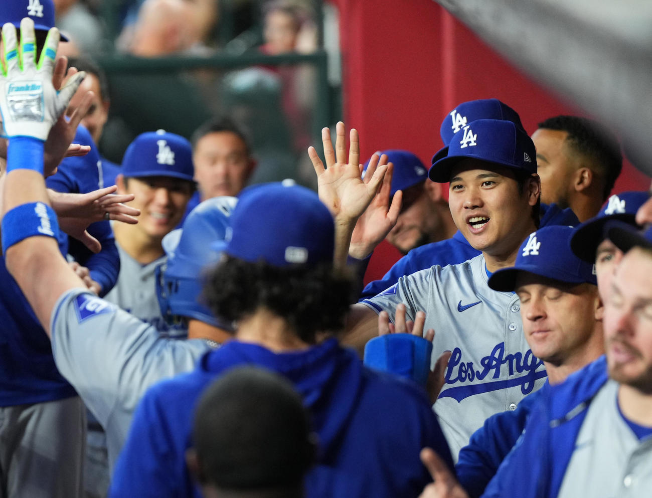 ダイヤモンドバックス対ドジャース　2回、バーンズの適時二塁打で生還したロハスを迎える大谷（右）（撮影・菅敏）
