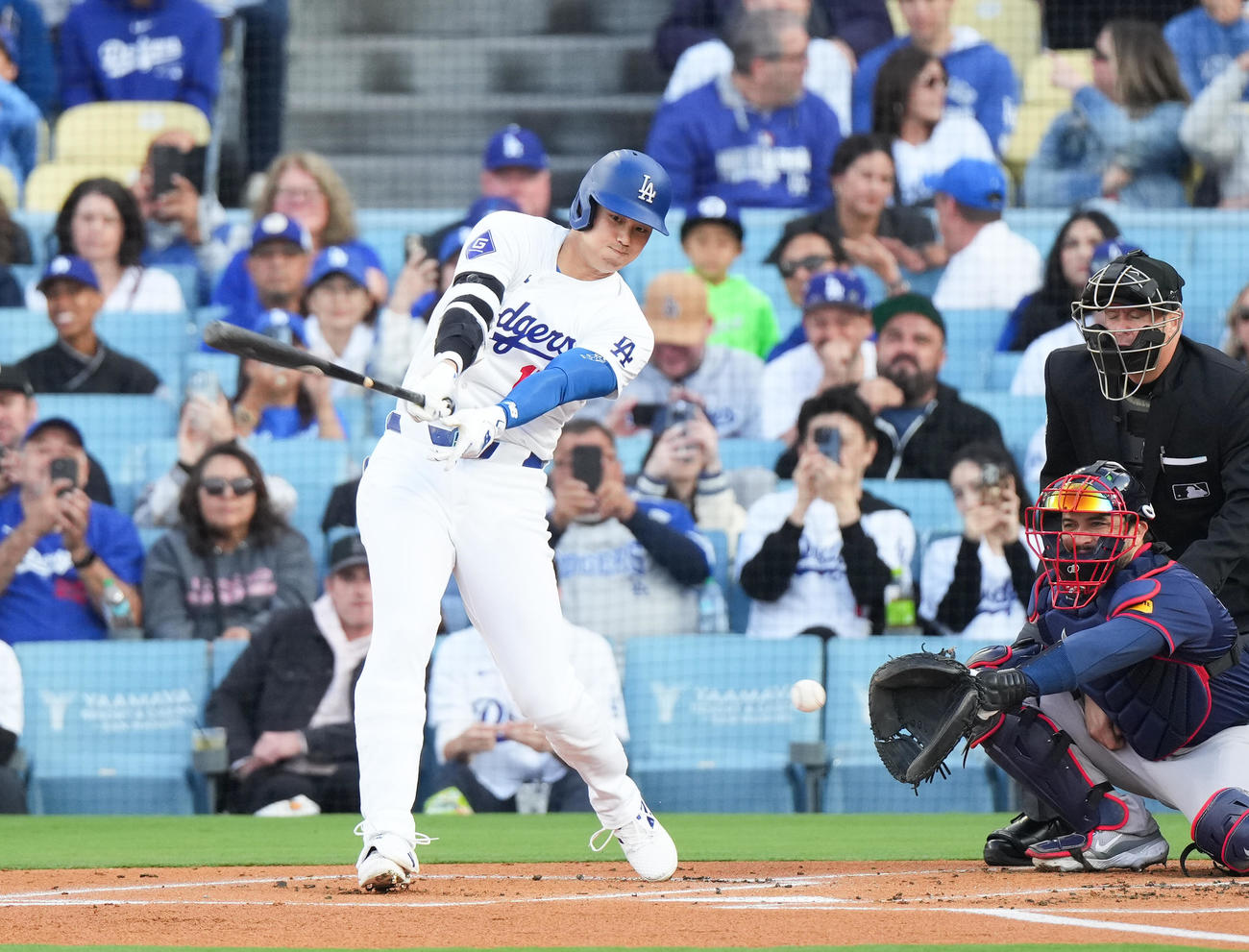 ドジャース対ブレーブス　1回裏ドジャース1死、空振りの三振に倒れる大谷（撮影・菅敏）