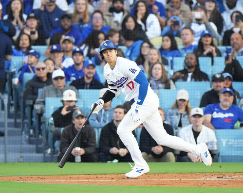 ドジャース対ブレーブス　4回裏ドジャース1死一、二塁、左適時打を放つ大谷（撮影・菅敏）