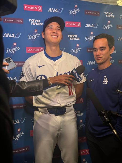 試合後の囲み取材に笑顔で応じるドジャース大谷翔平（撮影・斎藤庸裕）