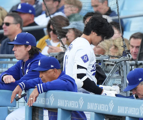 ドジャース対ブレーブス　1回裏ドジャース1死、空振りの三振に倒れる大谷。手前はロバーツ監督