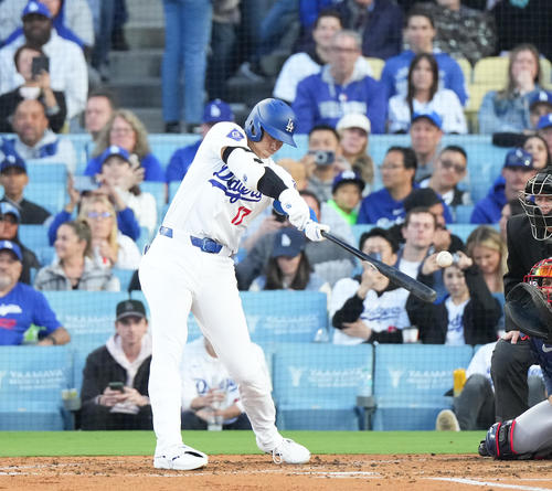 ドジャース対ブレーブス　4回裏ドジャース1死一、二塁、左適時打を放つ大谷（撮影・菅敏）