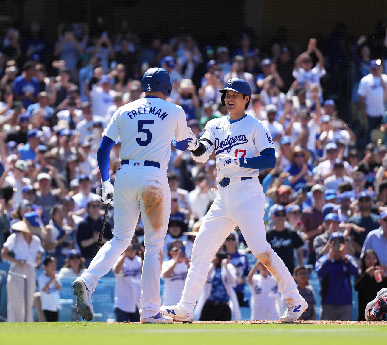 ドジャース対ブレーブス　8回裏ドジャース無死、左越えに10号ソロ本塁打を放ち、フリーマン（左）に迎えられる大谷（撮影・菅敏）
