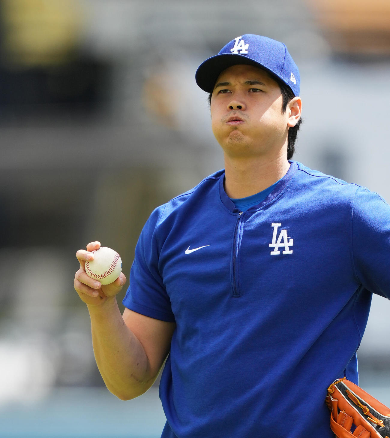 ドジャース対ブレーブス　試合前、キャッチボールをする大谷（撮影・菅敏）