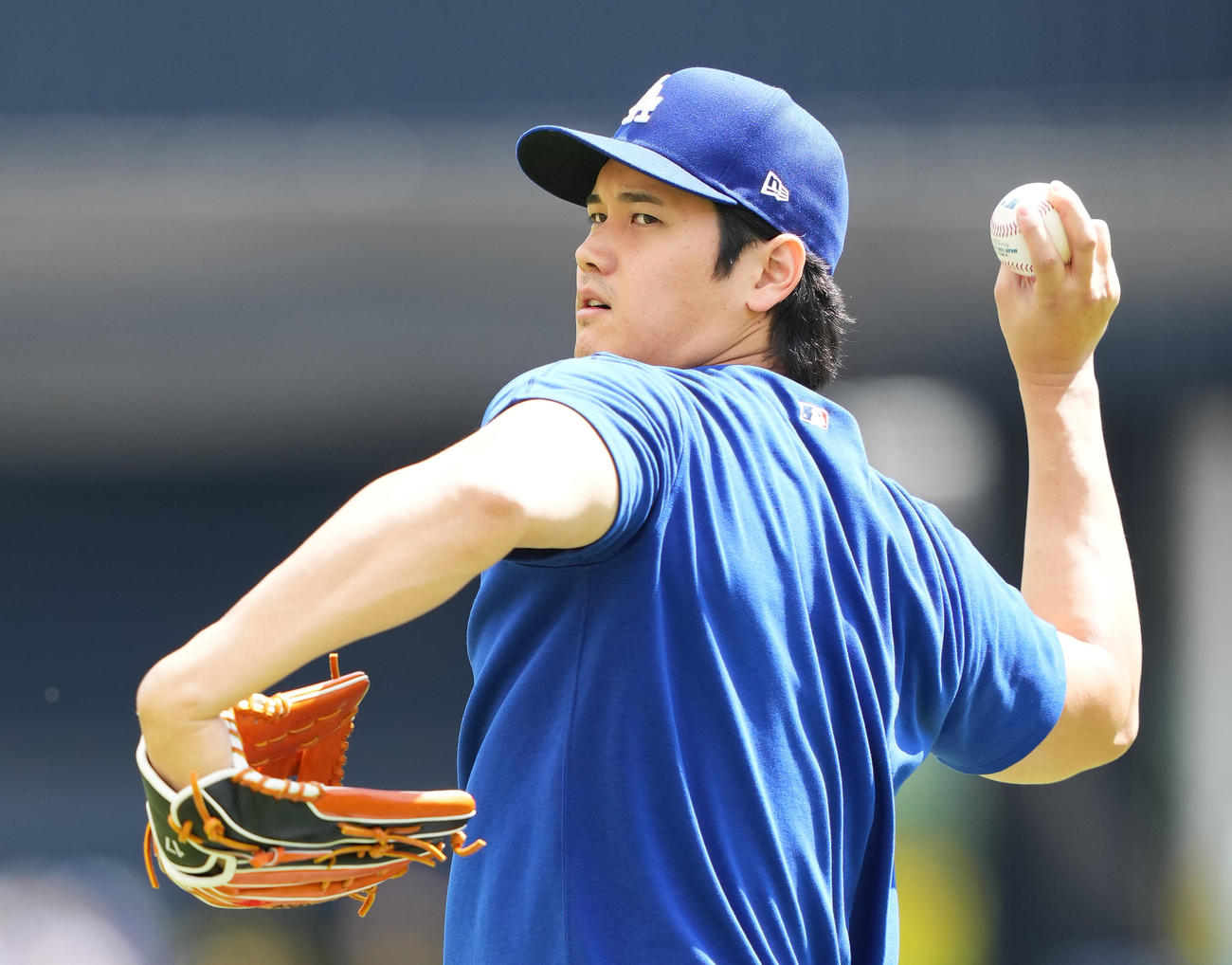 ドジャース対ブレーブス　試合前、キャッチボールをする大谷（撮影・菅敏）