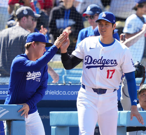 ドジャース対ブレーブス　ブレーブスに勝利し、山本（左）とタッチをする大谷（撮影・菅敏）