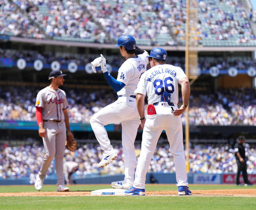 ドジャース対ブレーブス　3回裏ドジャース2死、左前打を放ち、ポーズをとる大谷（撮影・菅敏）