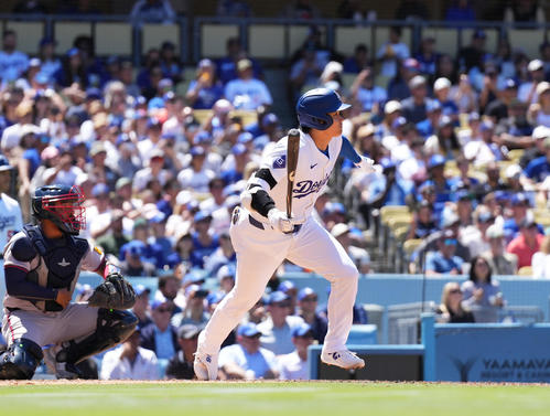 ドジャース対ブレーブス　6回裏ドジャース無死、中前打を放つ大谷（撮影・菅敏）