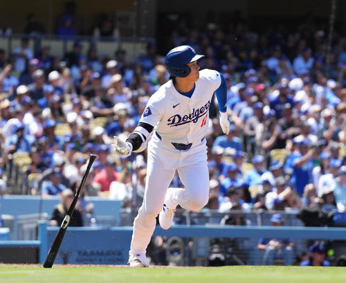 ドジャース対ブレーブス　6回裏ドジャース無死、中前打を放つ大谷（撮影・菅敏）