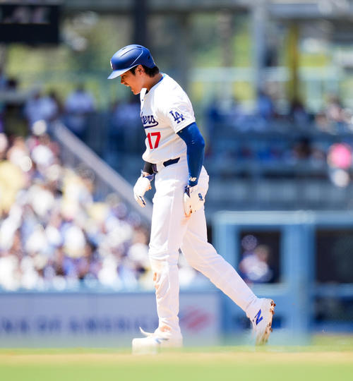 ドジャース対ブレーブス　6回裏ドジャース無死一塁、フリーマンの二ゴロで二塁封殺され、お尻を押さえながらベンチに戻る大谷（撮影・菅敏）