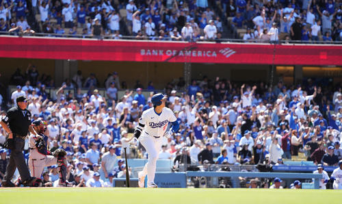 ドジャース対ブレーブス　8回裏ドジャース無死、左越えに10号ソロ本塁打を放つ大谷（撮影・菅敏）