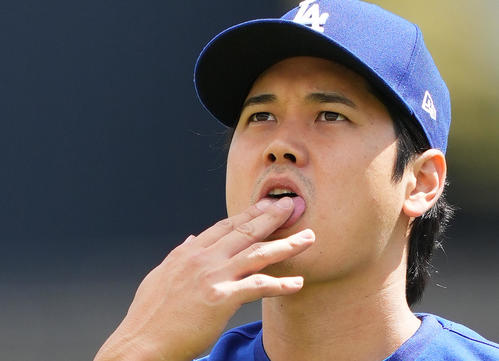 ドジャース対ブレーブス　試合前、キャッチボールの合間に指をなめる大谷（撮影・菅敏）