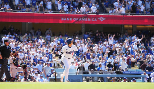 ドジャース対ブレーブス　8回裏ドジャース無死、左越えに10号ソロ本塁打を放つ大谷（撮影・菅敏）