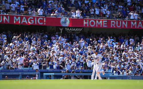 ドジャース対ブレーブス　8回裏ドジャース無死、左越えに10号ソロ本塁打を放ち、ダイヤモンドを回る大谷（撮影・菅敏）