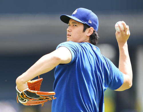 ドジャース対ブレーブス　試合前、キャッチボールをする大谷（撮影・菅敏）