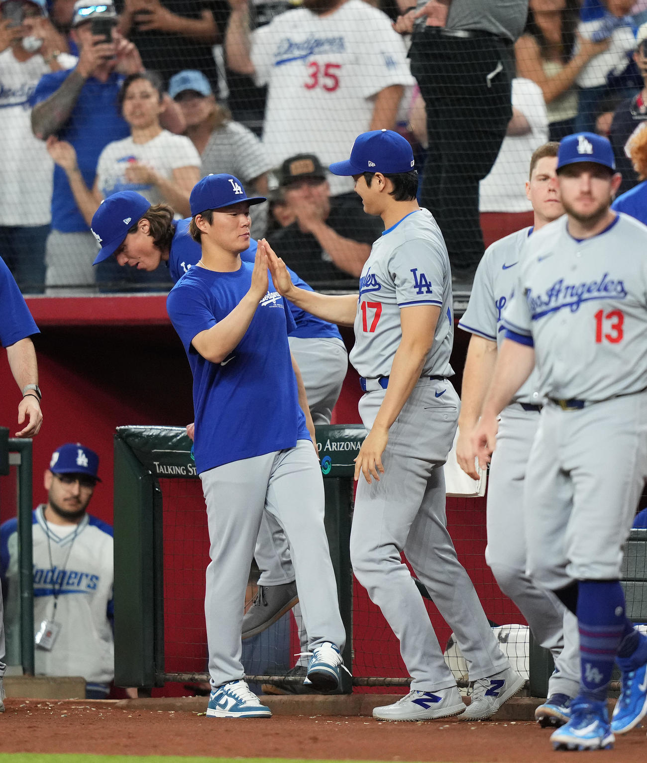 ダイヤモンドバックス戦に先発し、6回を5安打無失点に抑え今季3勝目を挙げたドジャース山本は、大谷（右）にタッチで祝福される（撮影・菅敏）