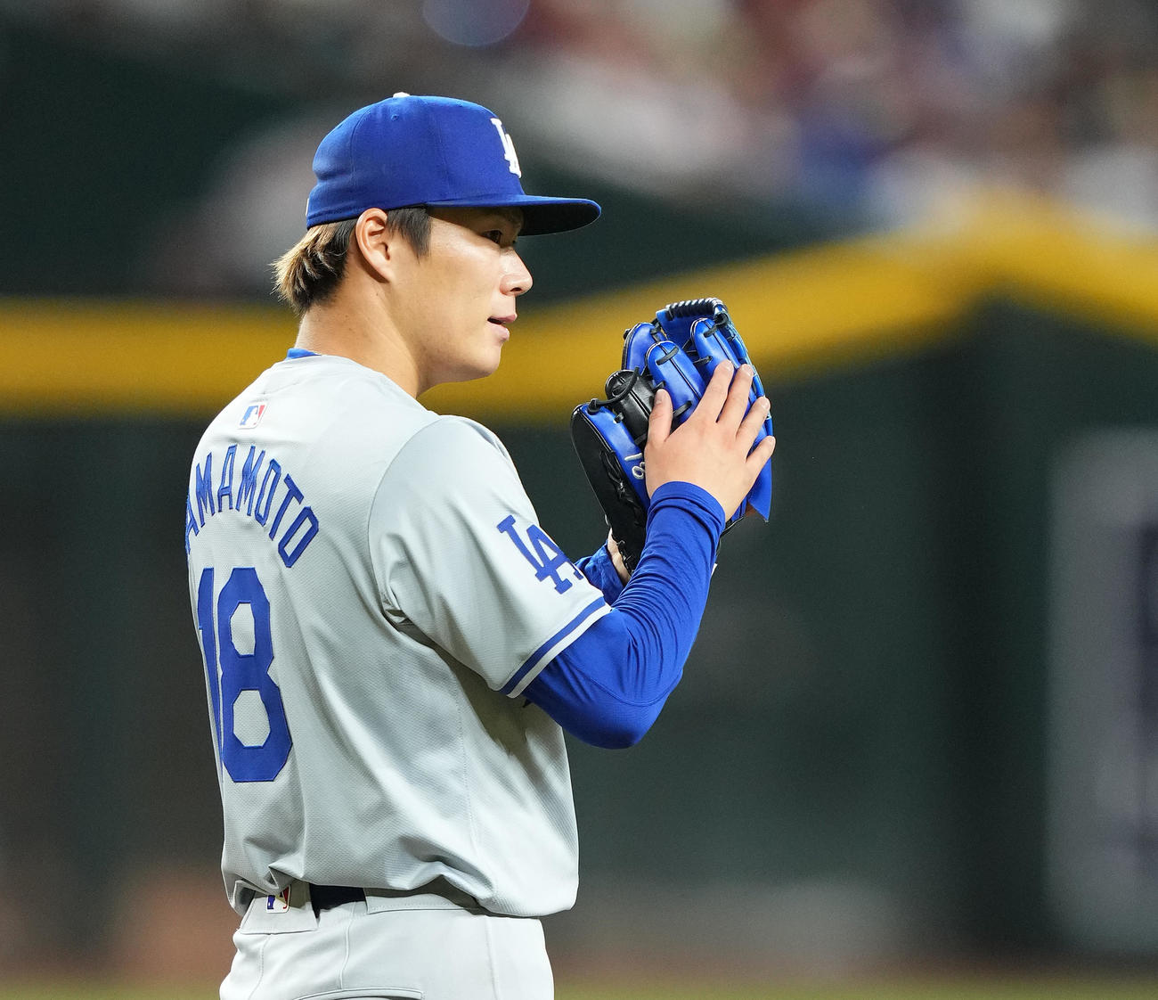 ダイヤモンドバックス対ドジャース　4回、投球の合間にグラブをたたくドジャース山本（撮影・菅敏）