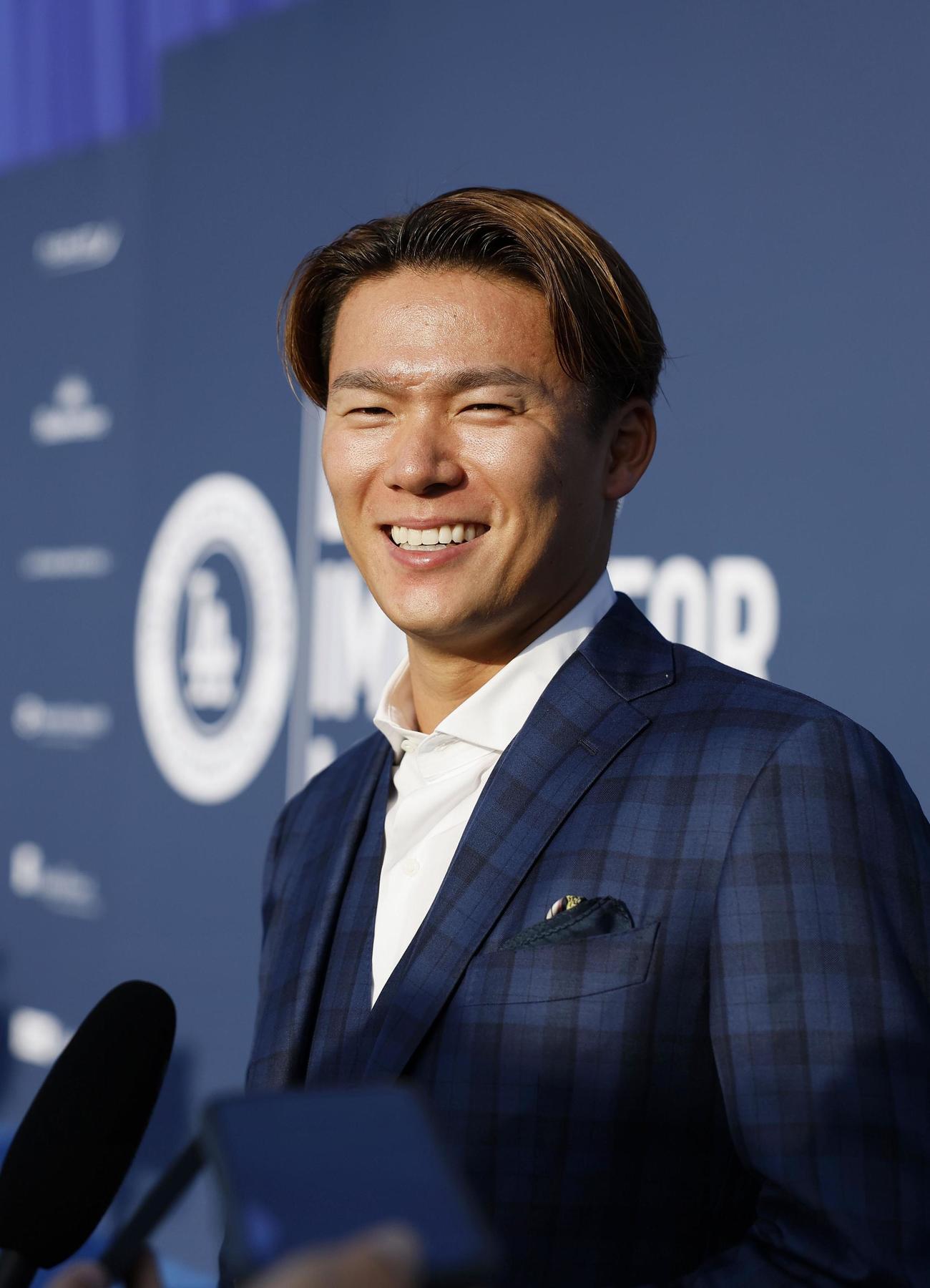 ドジャースタジアムで行われたチャリティーイベントに出席し、報道陣の質問に答えるドジャース山本由伸（代表撮影）