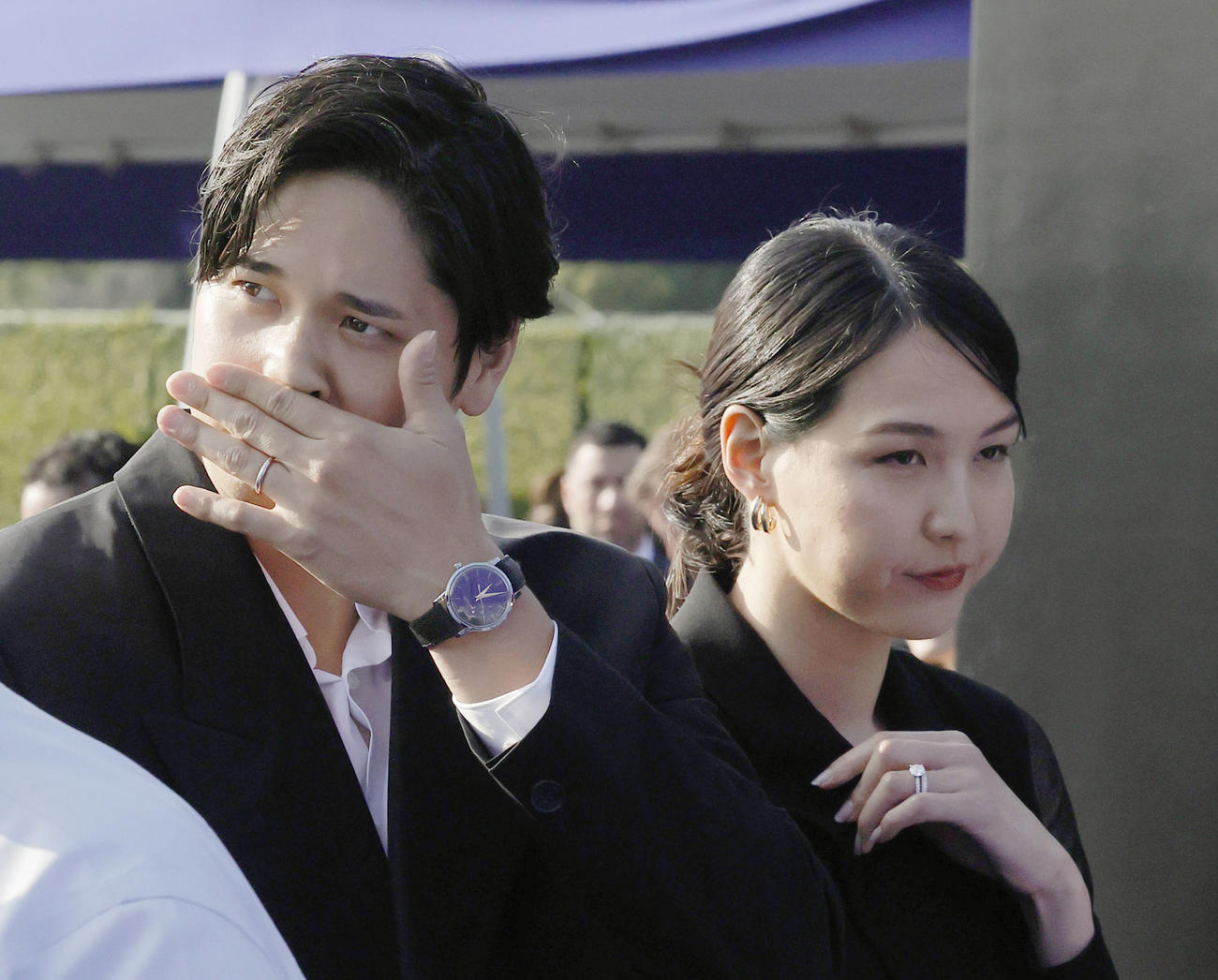 左手薬指に指輪をはめて登場したドジャース大谷翔平と妻真美子さん（代表撮影）