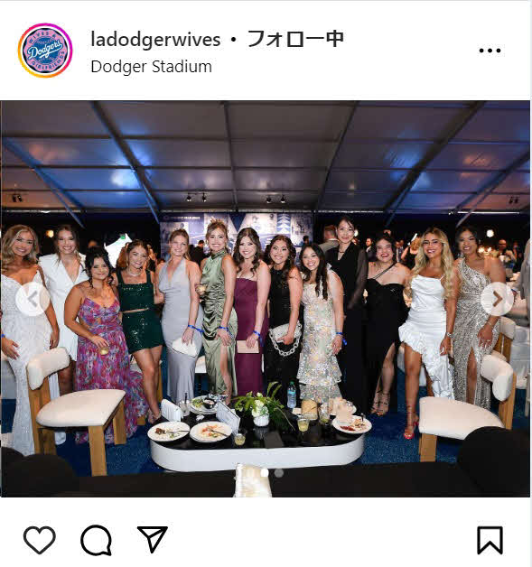 ドジャース夫人会のインスタで公開された大谷翔平の妻真美子夫人（右から4人目）とチームメートの妻たちの集合写真（インスタグラムから）