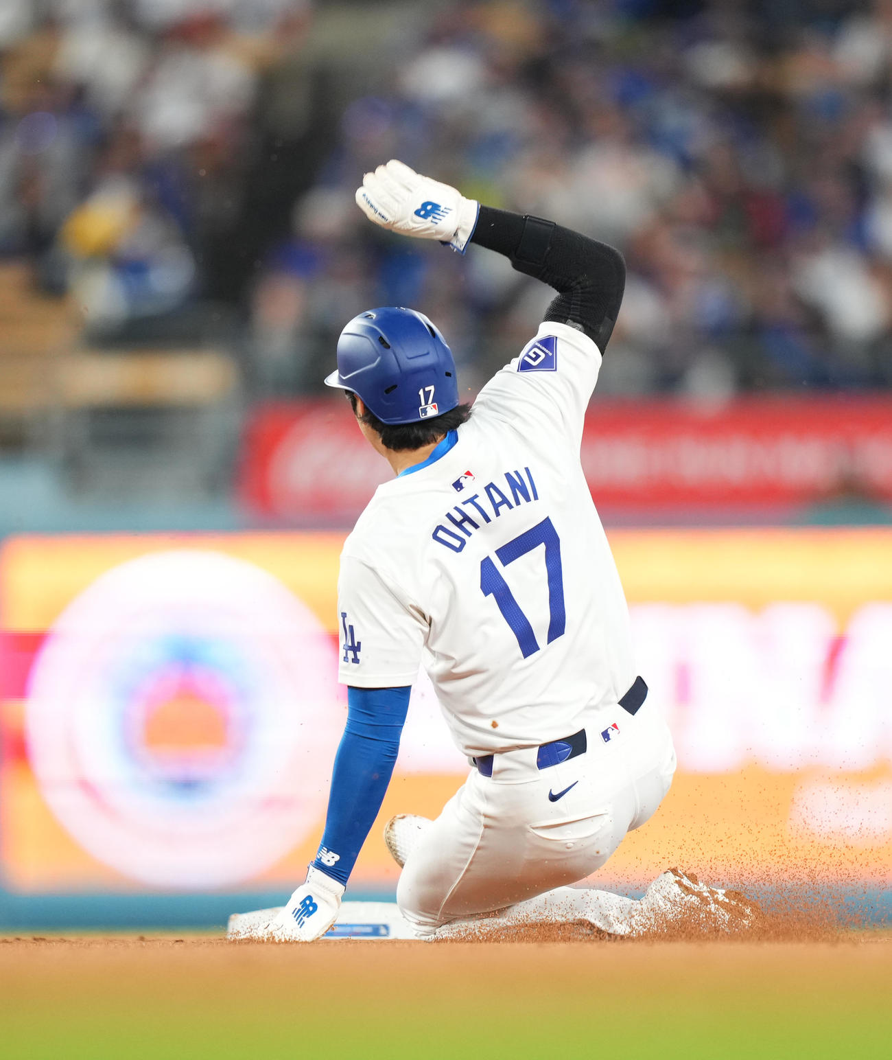ドジャース対ブレーブス　3回裏ドジャース2死一塁、打者ウィル・スミスの時、二塁盗塁を決める大谷（撮影・菅敏）