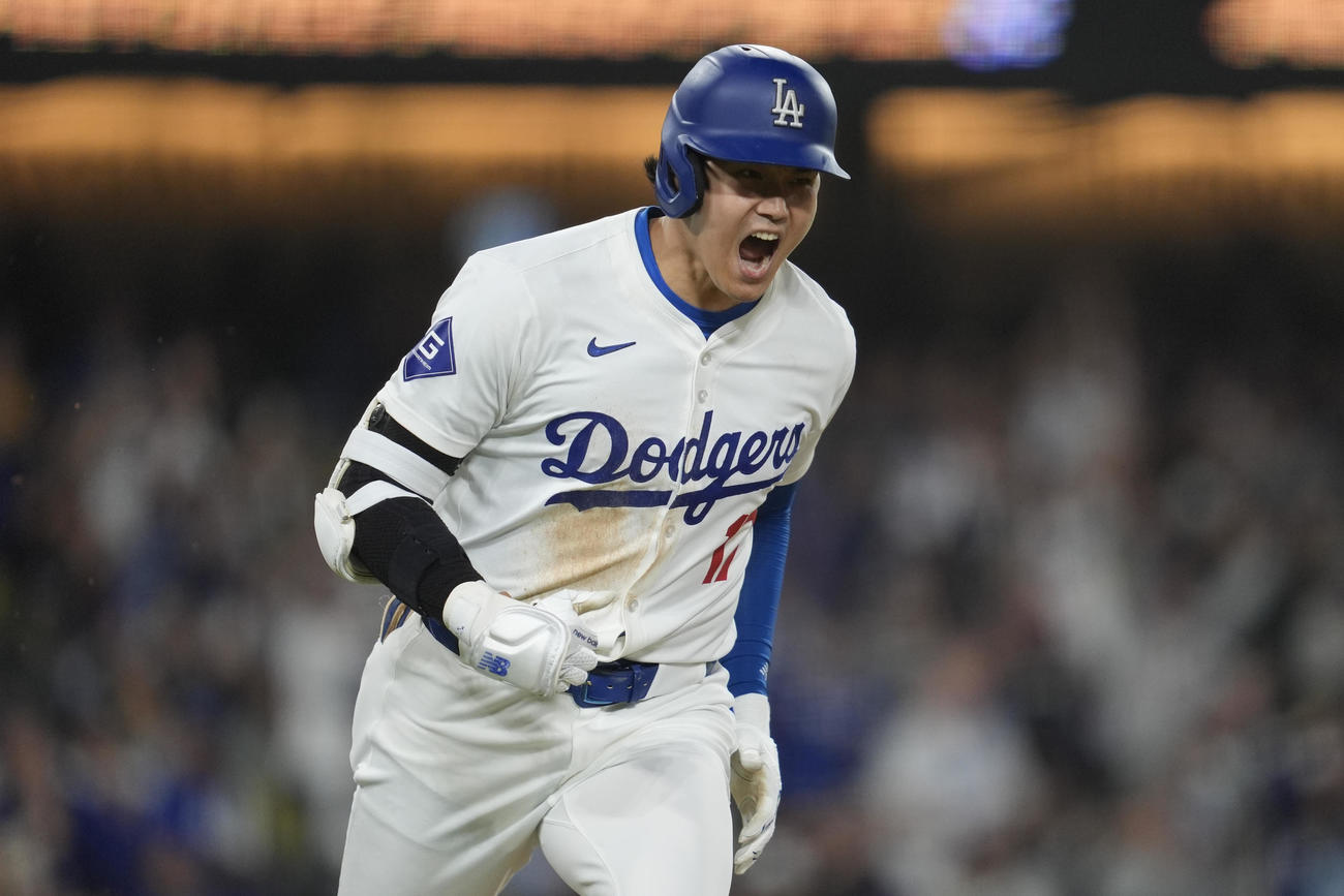 ドジャース対ブレーブス　10回裏ドジャース1死二塁、同点の適時打を放ち雄たけびを上げた大谷翔平 (AP)