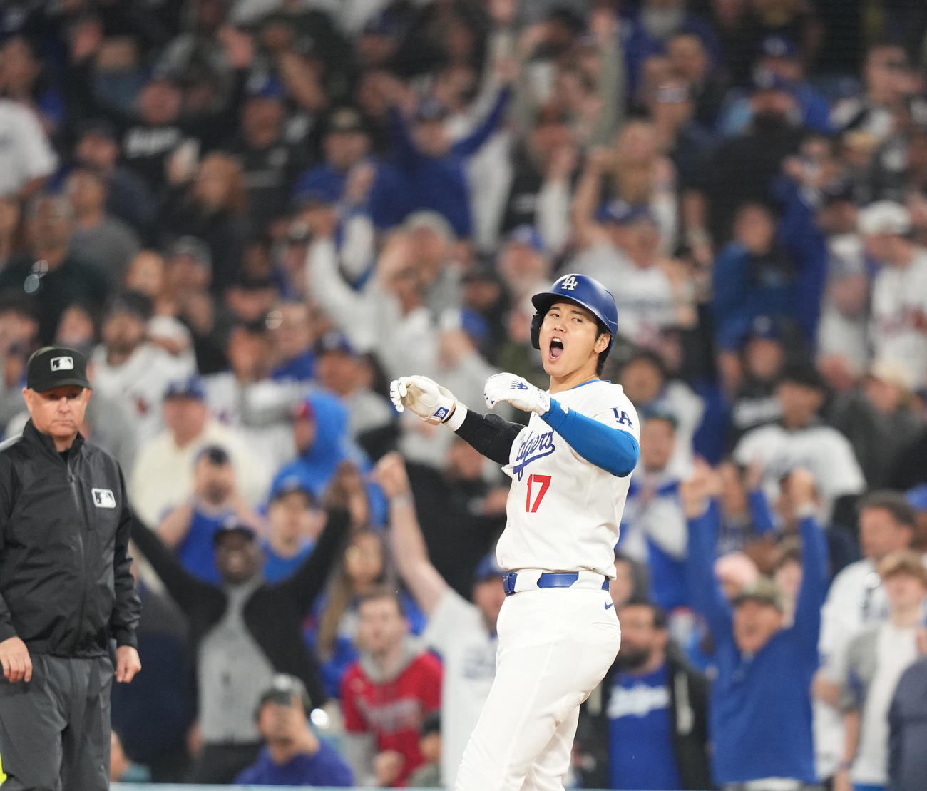 ドジャース対ブレーブス　10回裏ドジャース1死二塁、中前に同点の適時打を放ち、雄たけびを上げる大谷（撮影・菅敏）
