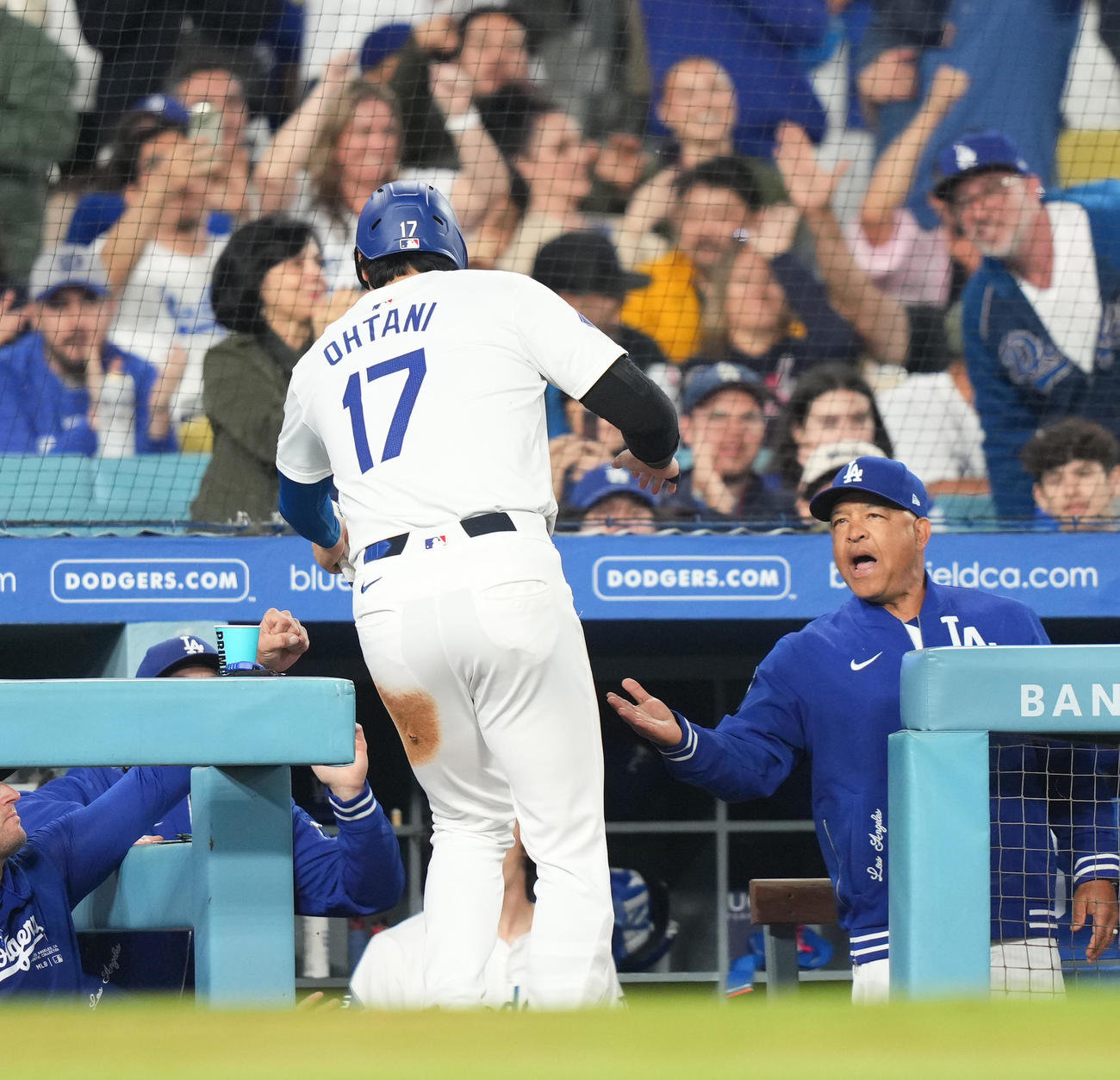 ドジャース対ブレーブス　3回裏ドジャース2死一塁、打者スミスの適時打で二塁から生還し、ロバーツ監督（右）に迎えられる大谷（撮影・菅敏）