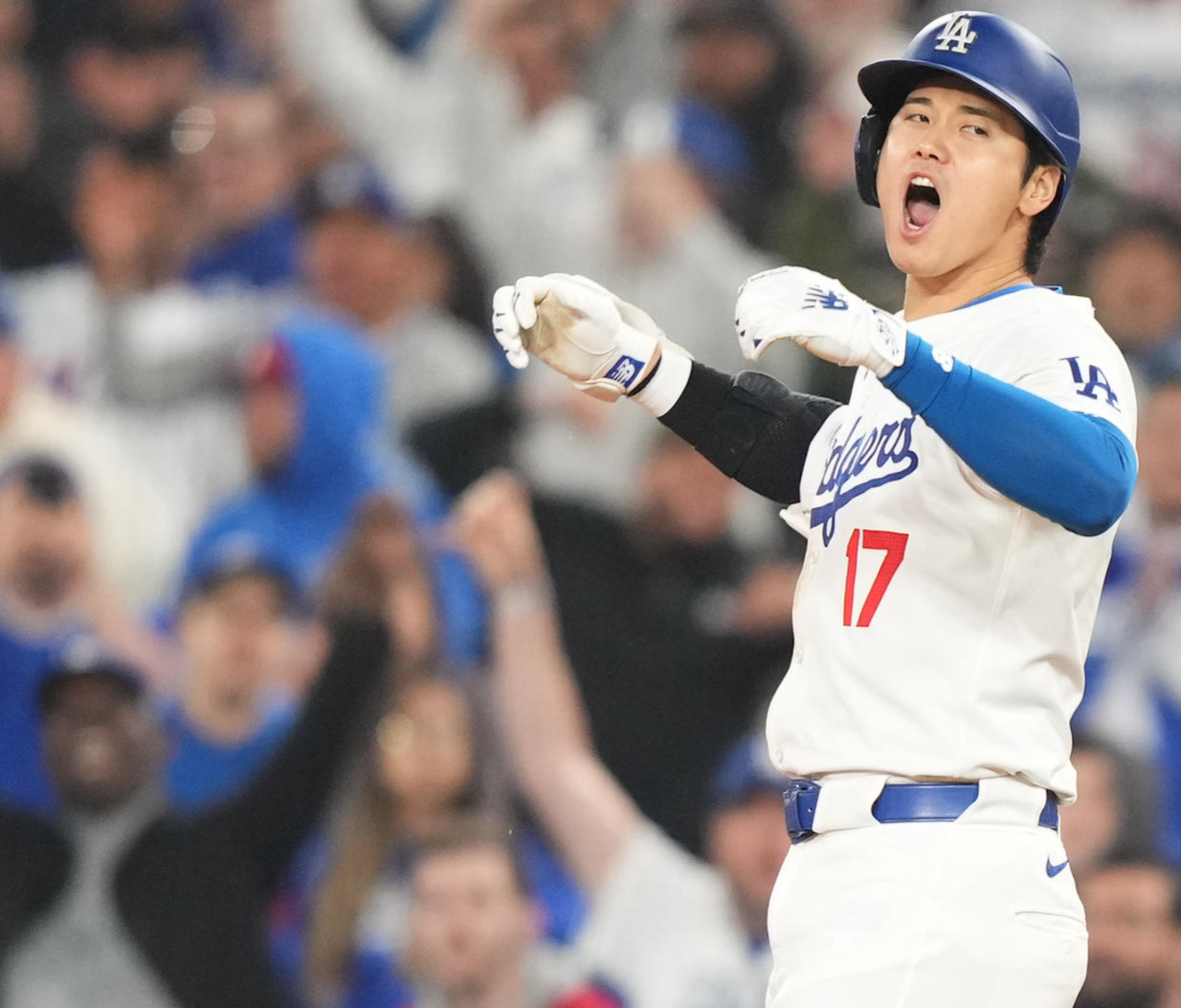 ドジャース対ブレーブス　10回裏ドジャース1死二塁、中前に同点の適時打を放ち、雄たけびを上げる大谷（撮影・菅敏）