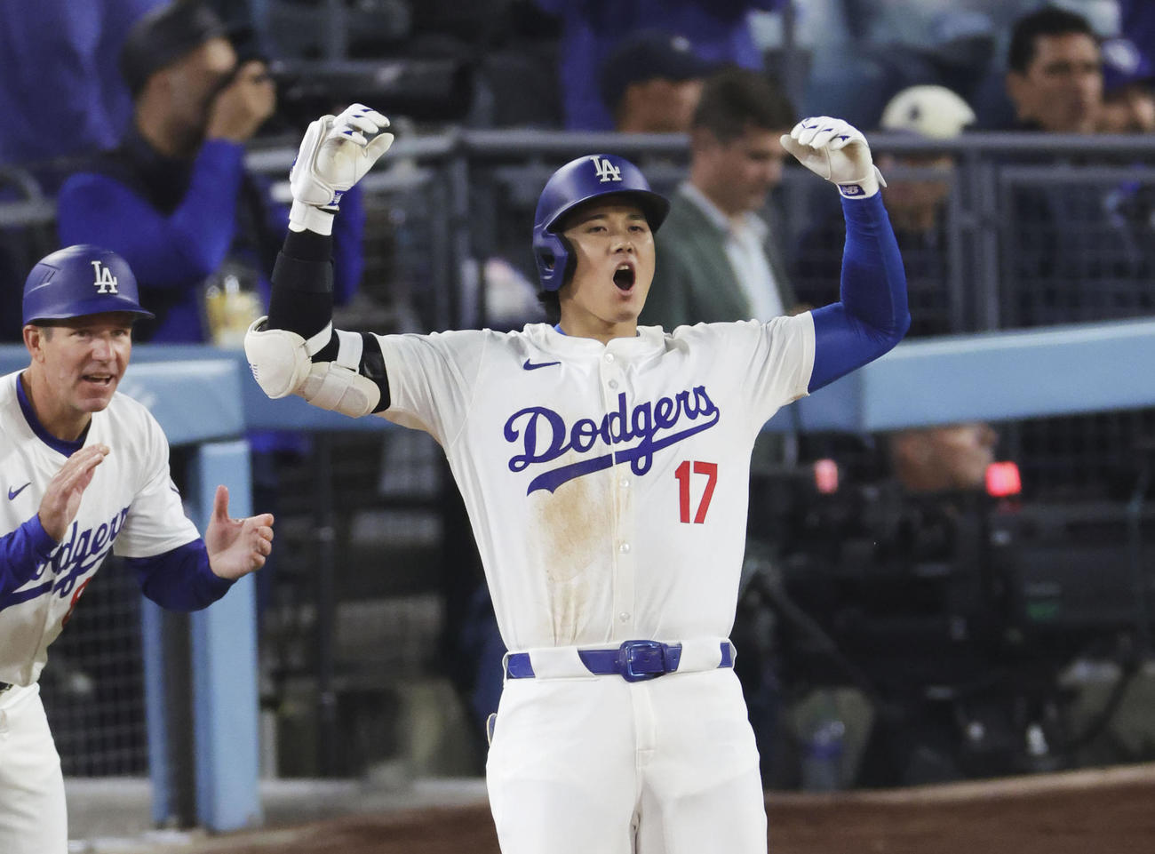 ブレーブス戦の10回、同点打を放ち一塁で声を上げる大谷翔平（共同）