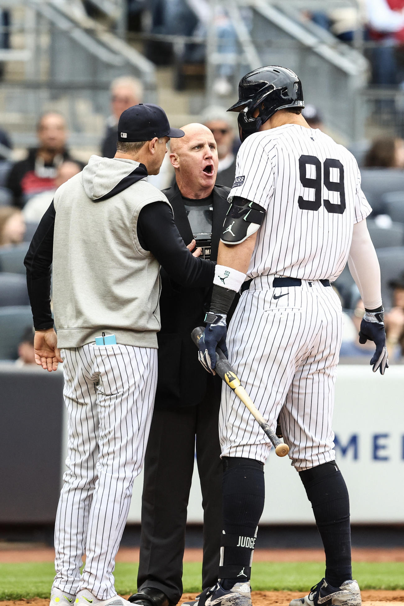 球審に抗議するヤンキース・ジャッジ（右）とブーン監督（USA TODAY Sports＝ロイター）