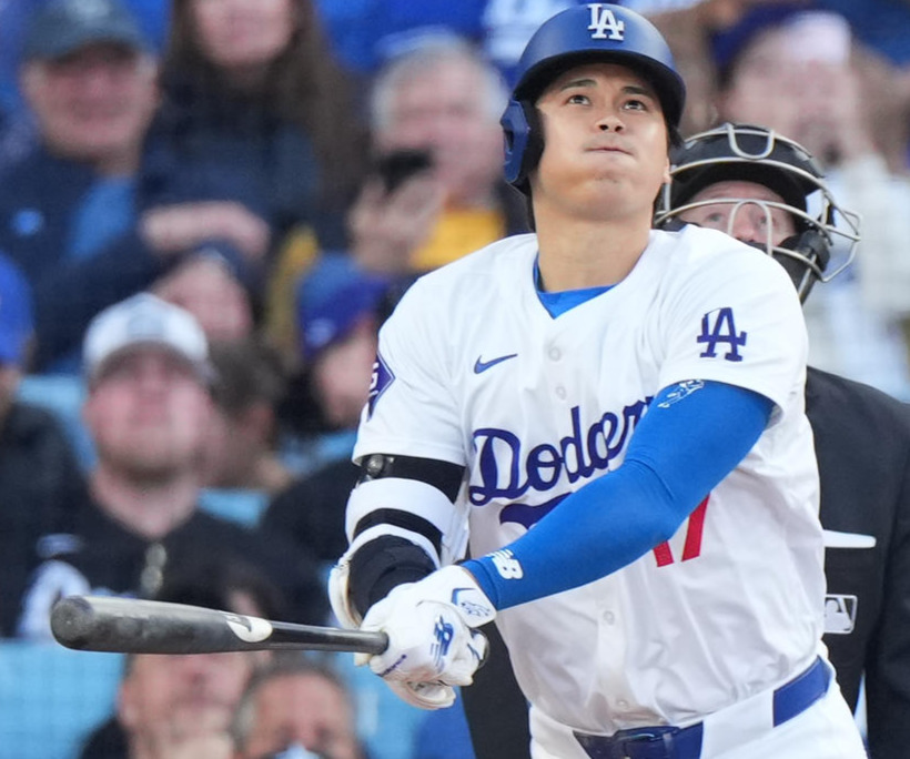ドジャース対ブレーブス　3回裏ドジャース無死、右越えに8号ソロ本塁打を放つ大谷（撮影・菅敏）