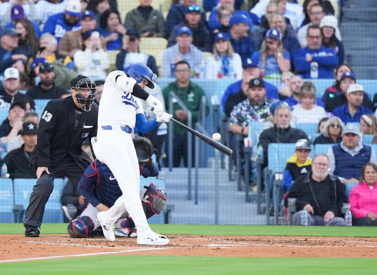 ドジャース対ブレーブス　3回裏ドジャース無死、右越えに8号ソロ本塁打を放つ大谷（撮影・菅敏）