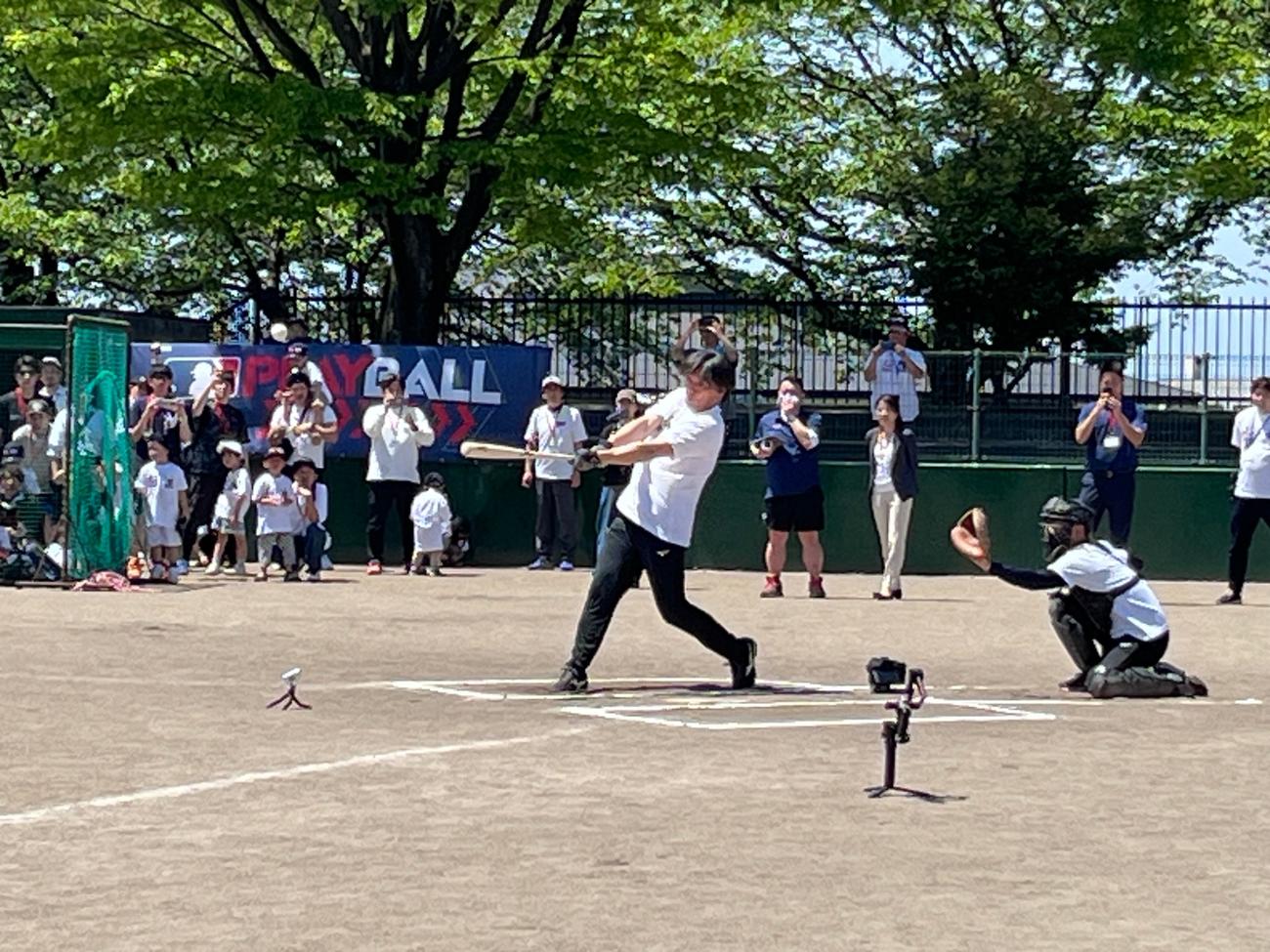 恒例のフリー打撃でスタンドインに挑戦した松井秀喜氏